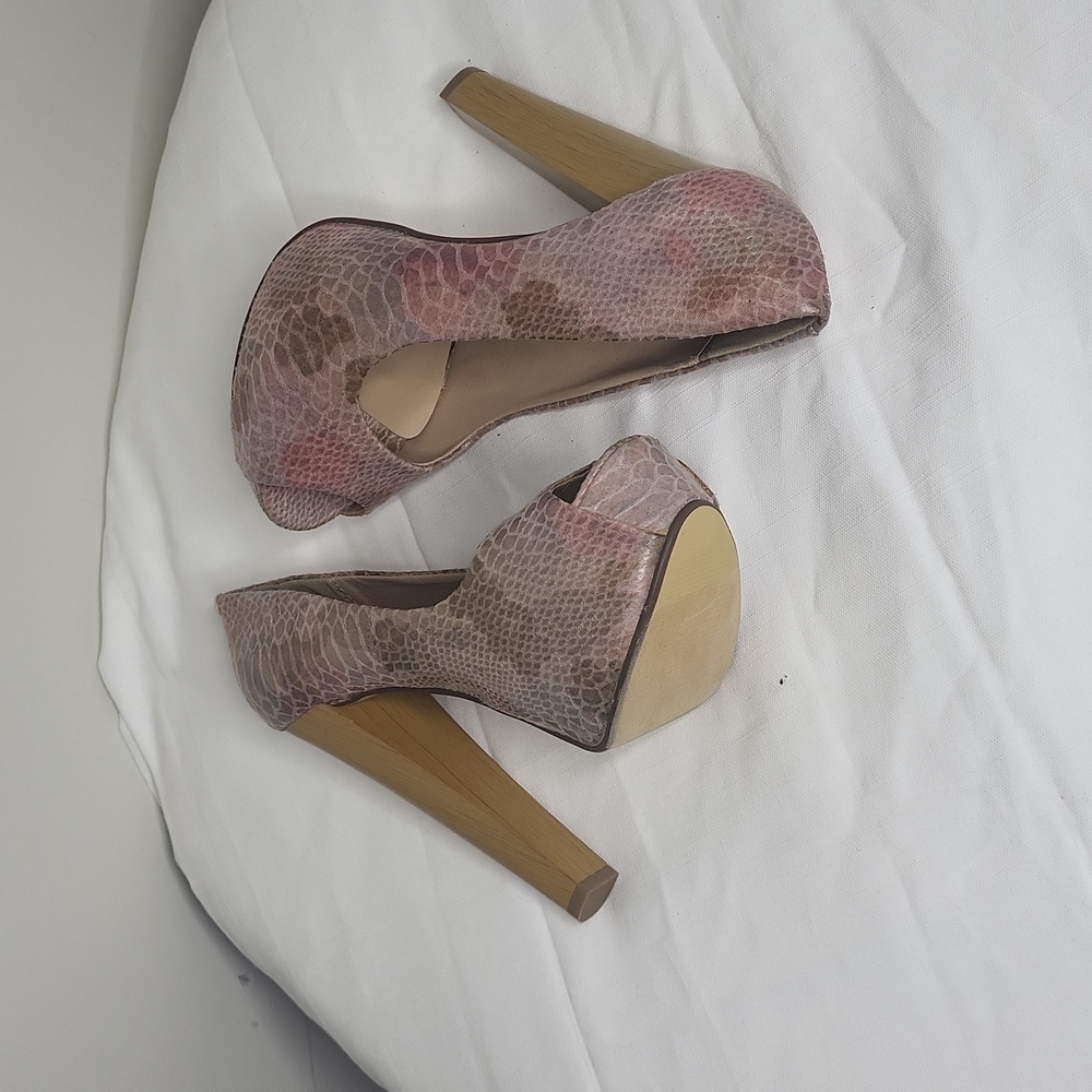 Heels - Picture 3 of 3